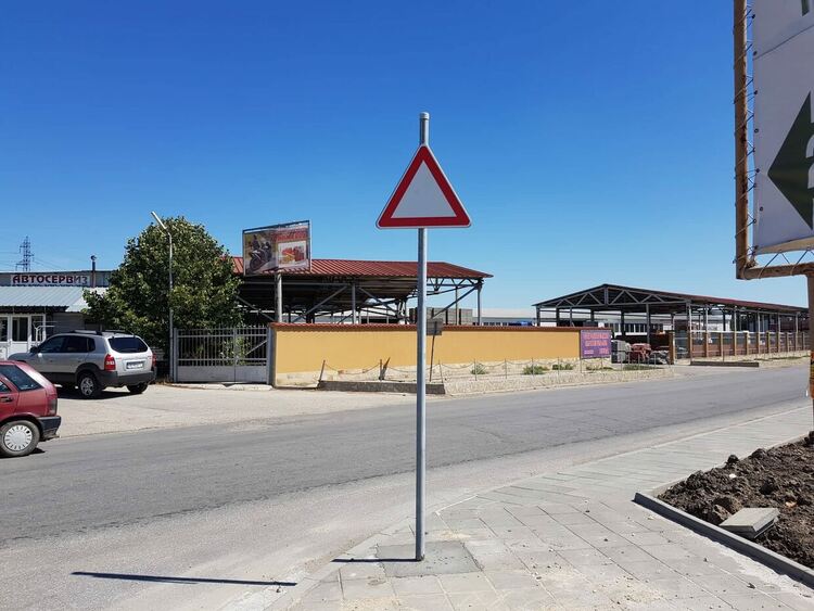 Шофьори се присмяха на работници, поставили знак Б1 неправилно