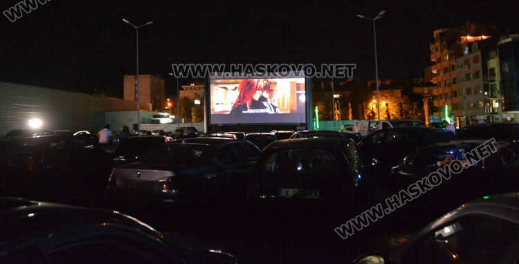 Първото автокино в Хасково събра десетки почитатели 
