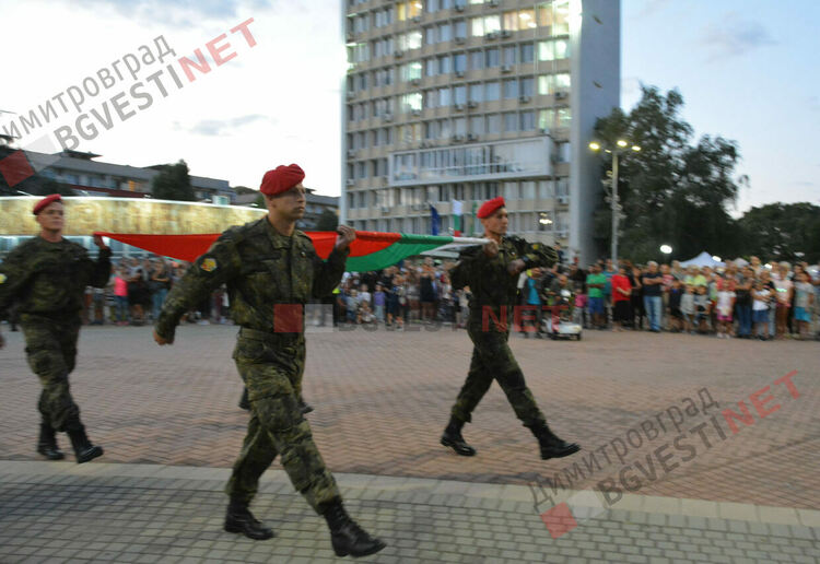 Димитровград навърши 74 години с пищна заря и музика