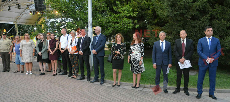 Димитровград навърши 74 години с пищна заря и музика