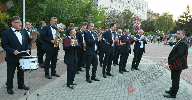 Димитровград навърши 74 години с пищна заря и музика