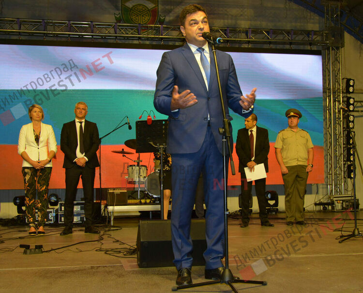 Димитровград навърши 74 години с пищна заря и музика