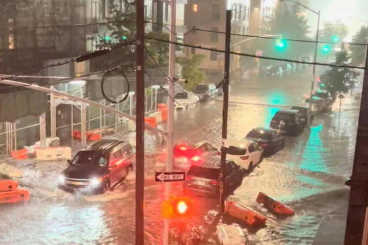 Ураганът Айда причини смъртта на най-малко 13 души в Ню Йорк и района