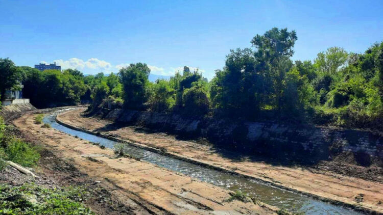 Над 16 хил куб. м пръст са извозени от коритото на река Струма в Перник