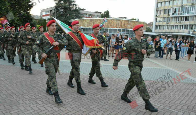 Димитровград навърши 74 години с пищна заря и музика