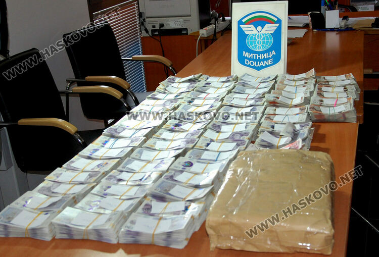 Откриха валута за 700 000 лева в хладилник и под възглавница в камион