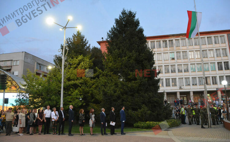 Димитровград навърши 74 години с пищна заря и музика