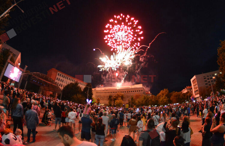 Димитровград навърши 74 години с пищна заря и музика