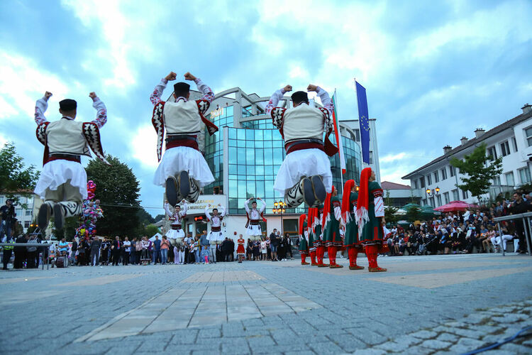 Пъстро и с настроение започна Фестивалът на двугласа в Неделино, но...спазват ли се мерките
