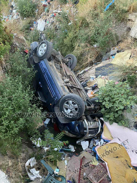 Кола падна в дерето на улица „Акация” в Хасково