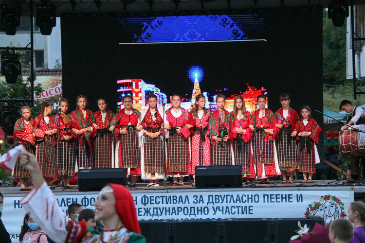 Пъстро и с настроение започна Фестивалът на двугласа в Неделино, но...спазват ли се мерките
