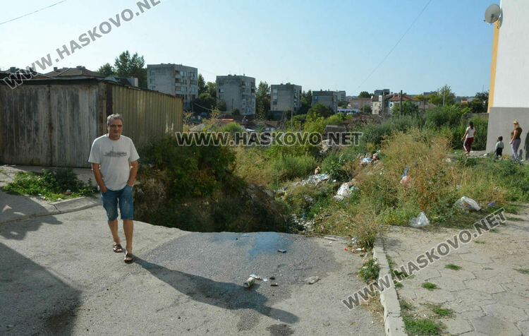 Кола падна в дерето на улица „Акация” в Хасково