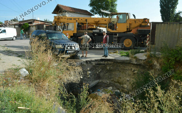 Кола падна в дерето на улица „Акация” в Хасково