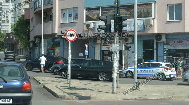 Фолксваген нацели Мерцедес до Зеленчуковия пазар в Хасково