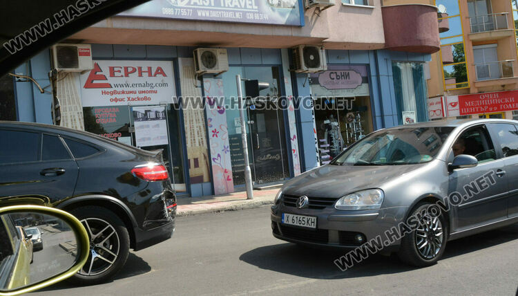 Фолксваген нацели Мерцедес до Зеленчуковия пазар в Хасково