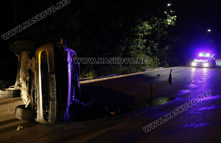 Двама пострадаха при катастрофа с обърнат Опел