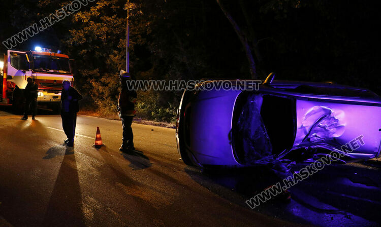 Двама пострадаха при катастрофа с обърнат Опел