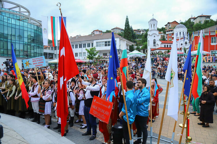 Пъстро и с настроение започна Фестивалът на двугласа в Неделино, но...спазват ли се мерките