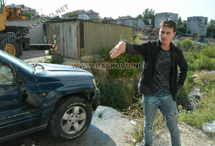 Кола падна в дерето на улица „Акация” в Хасково