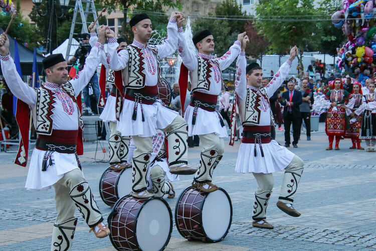 Пъстро и с настроение започна Фестивалът на двугласа в Неделино, но...спазват ли се мерките