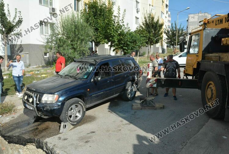 Кола падна в дерето на улица „Акация” в Хасково