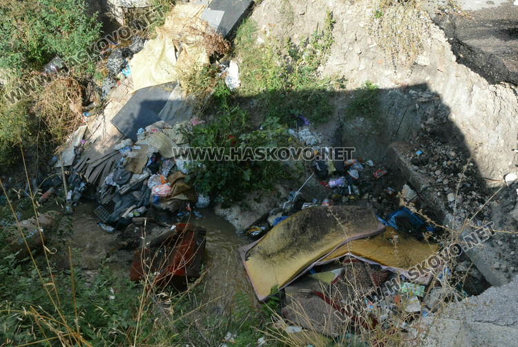 Кола падна в дерето на улица „Акация” в Хасково