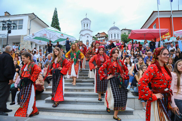 Пъстро и с настроение започна Фестивалът на двугласа в Неделино, но...спазват ли се мерките