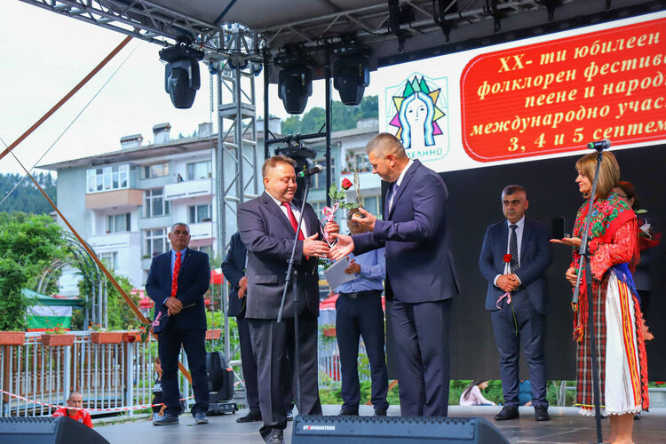 Пъстро и с настроение започна Фестивалът на двугласа в Неделино, но...спазват ли се мерките