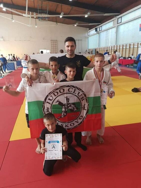 Отборна купа и 5 медала за хасковските джудисти от турнир в Сърбия