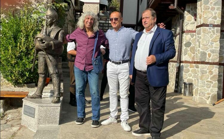 Отбелязаха Съединението в Златоград с откриване на статуя и гайди