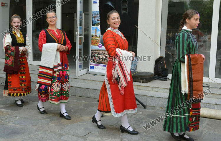 Ревю с народни носии и градски облекла в хасковския музей