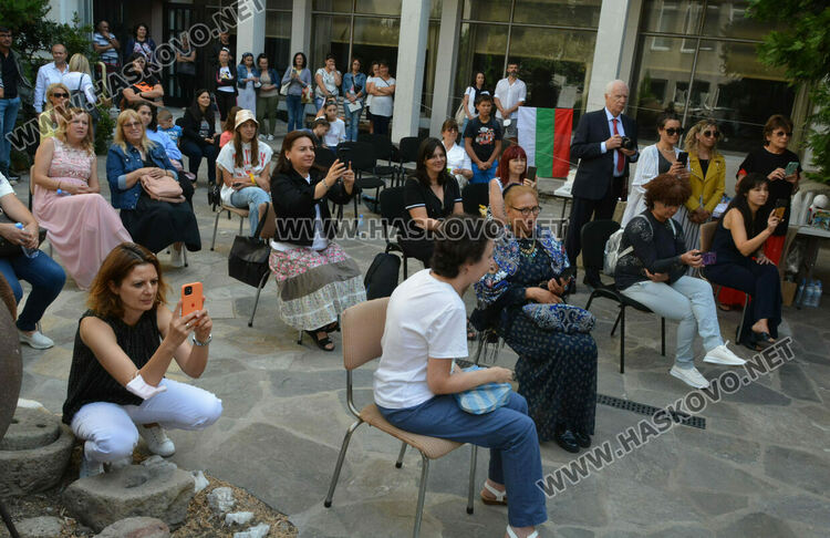 Ревю с народни носии и градски облекла в хасковския музей