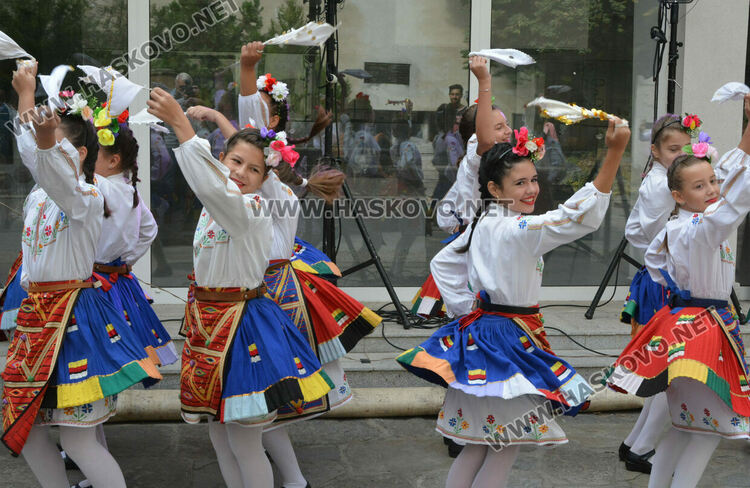 Ревю с народни носии и градски облекла в хасковския музей