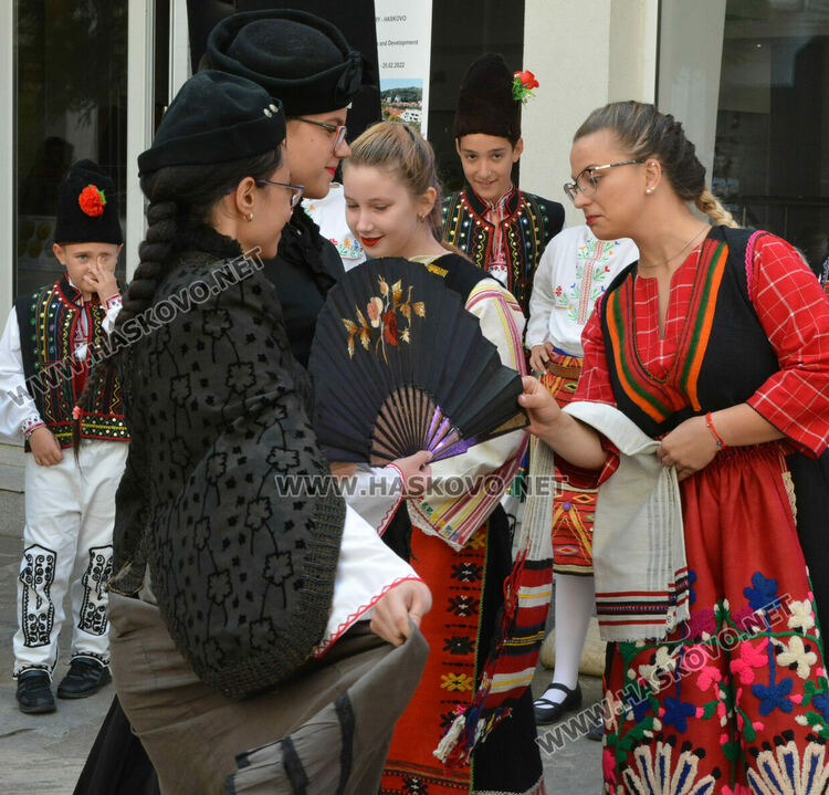 Ревю с народни носии и градски облекла в хасковския музей