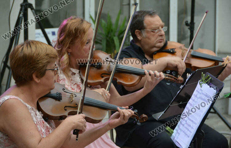 Ревю с народни носии и градски облекла в хасковския музей