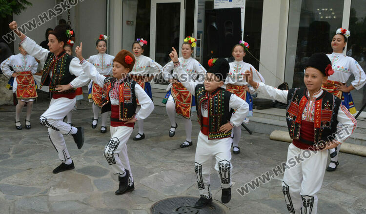 Ревю с народни носии и градски облекла в хасковския музей