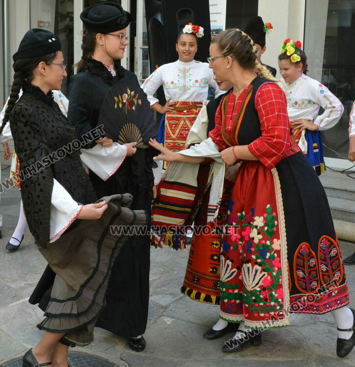 Ревю с народни носии и градски облекла в хасковския музей