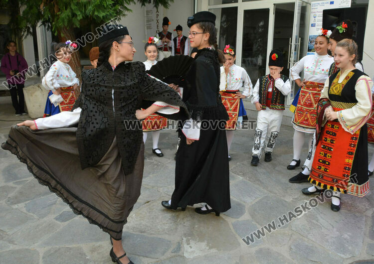 Ревю с народни носии и градски облекла в хасковския музей