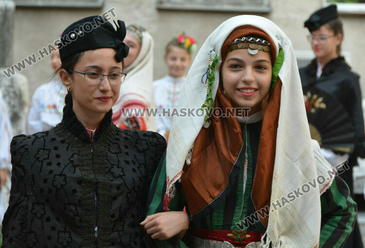 Ревю с народни носии и градски облекла в хасковския музей
