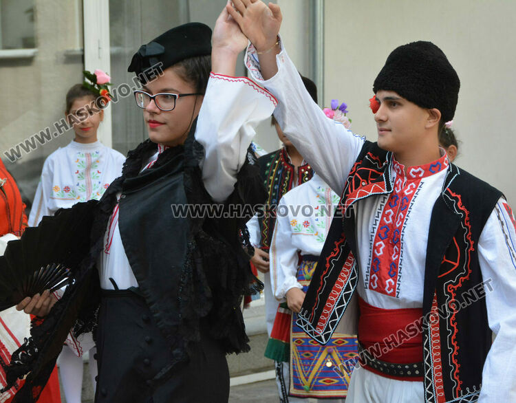 Ревю с народни носии и градски облекла в хасковския музей