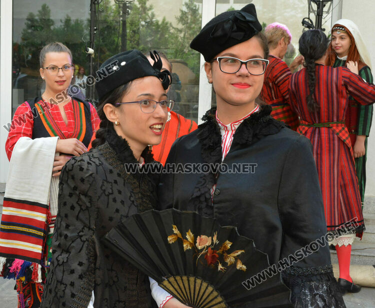 Ревю с народни носии и градски облекла в хасковския музей
