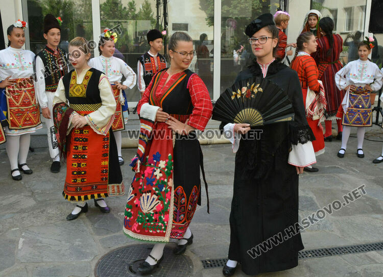 Ревю с народни носии и градски облекла в хасковския музей