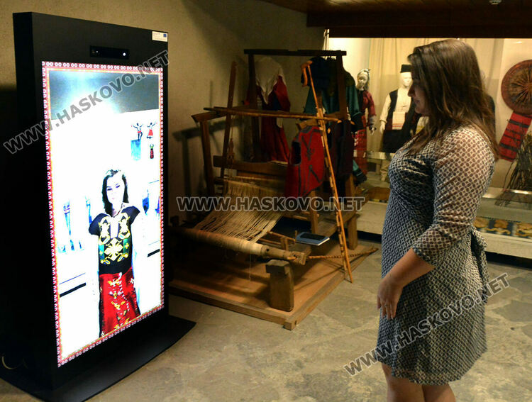 Ревю с народни носии и градски облекла в хасковския музей