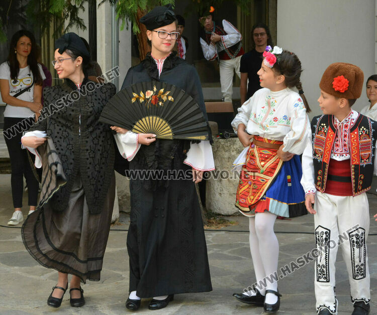 Ревю с народни носии и градски облекла в хасковския музей