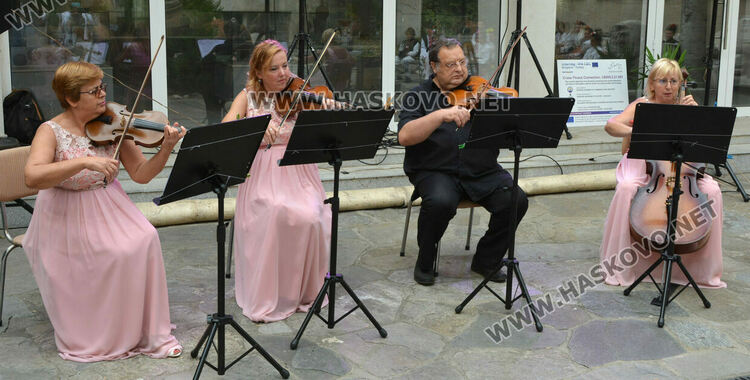 Ревю с народни носии и градски облекла в хасковския музей