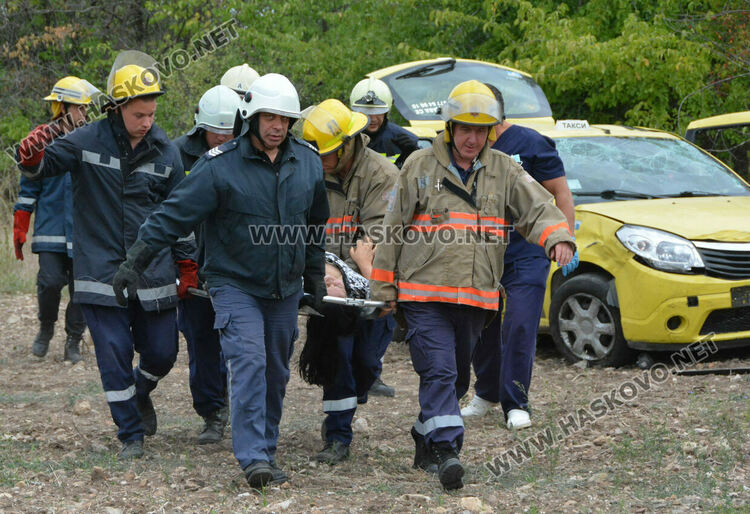 Шофьор на такси загина на място при катастрофа, пострада пътничка