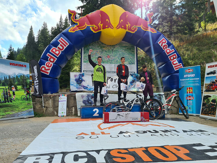 Десетки колоездачи се включиха в ендуро предизвикателството „Елевейшън 999“