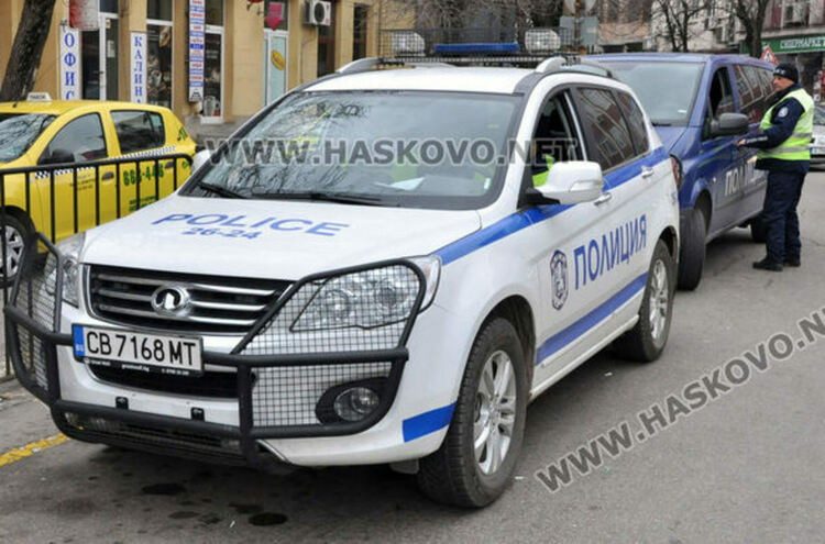 Петима са задържани с наркотици в Хасковско