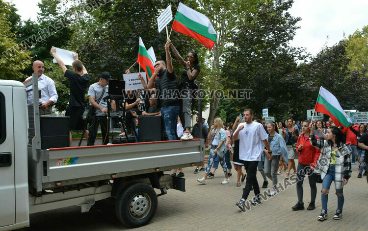 500 излязоха на протест в Хасково срещу мерките за коронавируса