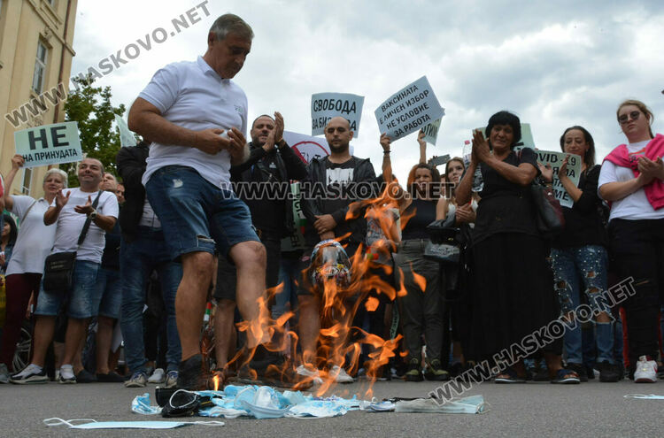 500 излязоха на протест в Хасково срещу мерките за коронавируса